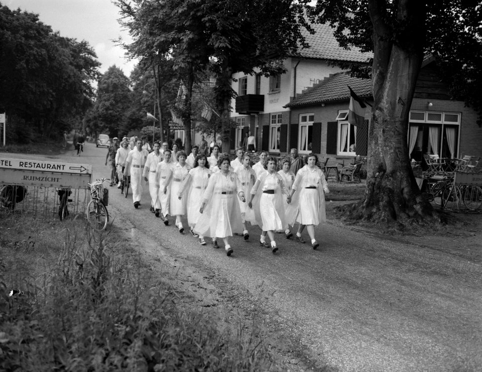 Vierdaagse afstandsmarsen in Apeldoorn, meisjes in Hoog Soeren, Bestanddeelnr 909-7376
