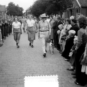 Vierdaagse. Eerste dag, optimist (met tropenhelm), Bestanddeelnr 904-7002