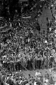 Vietnam-demonstratie, de kilometers lange stoet trekt over de Dam, Bestanddeelnr 920-3303