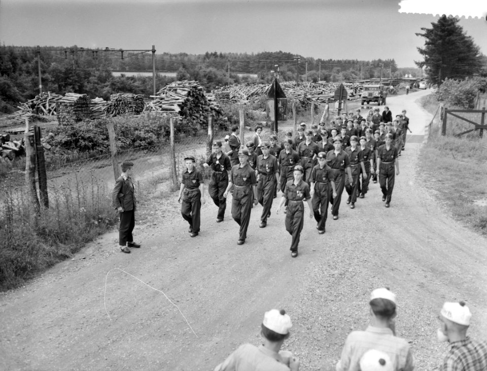 Vierdaagse afstandsmarsen in Apeldoorn, groep leerlingen mijnwerkers in Hoog Soe, Bestanddeelnr 909-7375