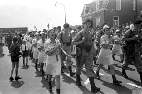 Vierdaagse, derde dag. Meisjes van de Bank van Israel tussen peleton Nederlandse, Bestanddeelnr 921-5181