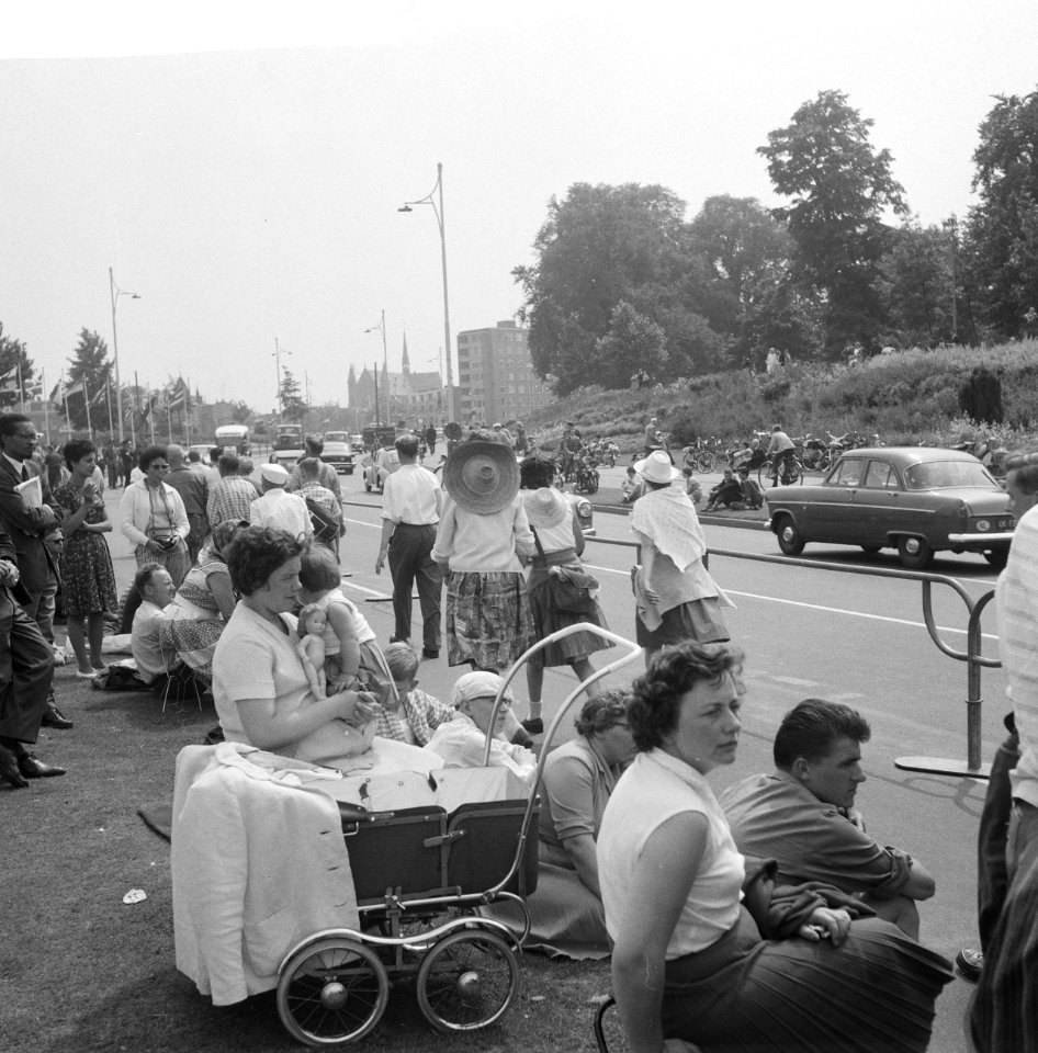 Vierdaagse. Toeschouwers en lopers, Bestanddeelnr 912-7704