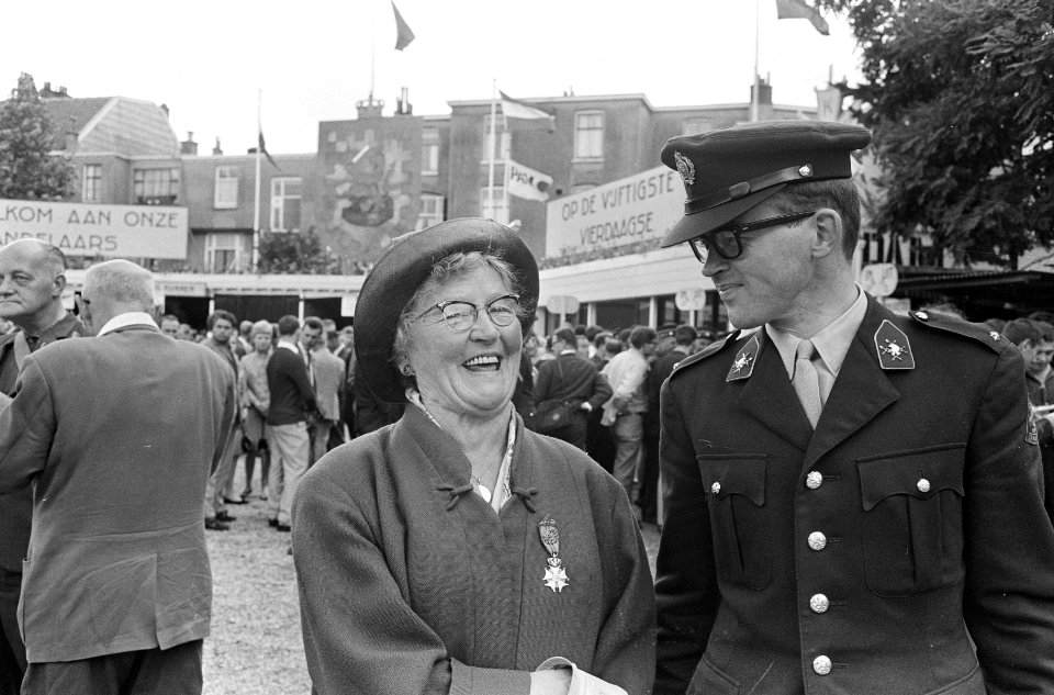 Vierdaagse Nijmegen, mevrouw Jansen de Waal ( 82 jaar ) oudste deelneemster, rec, Bestanddeelnr 919-3911