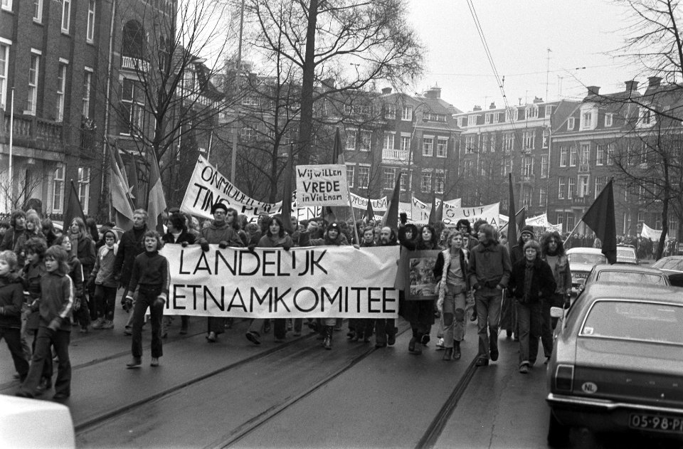 Vietnamdemonstratie in Amsterdam, de demonstranten bij Amerikaanse Consulaat, Bestanddeelnr 926-1677
