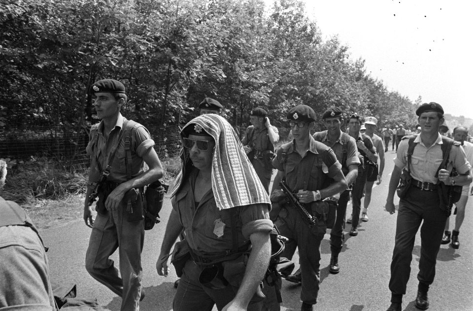 Vierdaagse Nijmegen, derde dag, wandelaar met handdoek op hoofd, Bestanddeelnr 924-7551