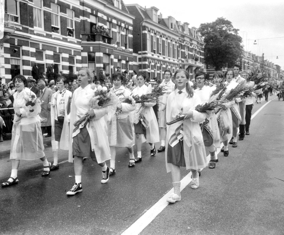 Vierdaagse Nijmegen, in regenkleding trekt de stoet Nijmegen binnen, Bestanddeelnr 919-4072