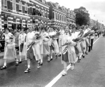 Vierdaagse Nijmegen, in regenkleding trekt de stoet Nijmegen binnen, Bestanddeelnr 919-4072