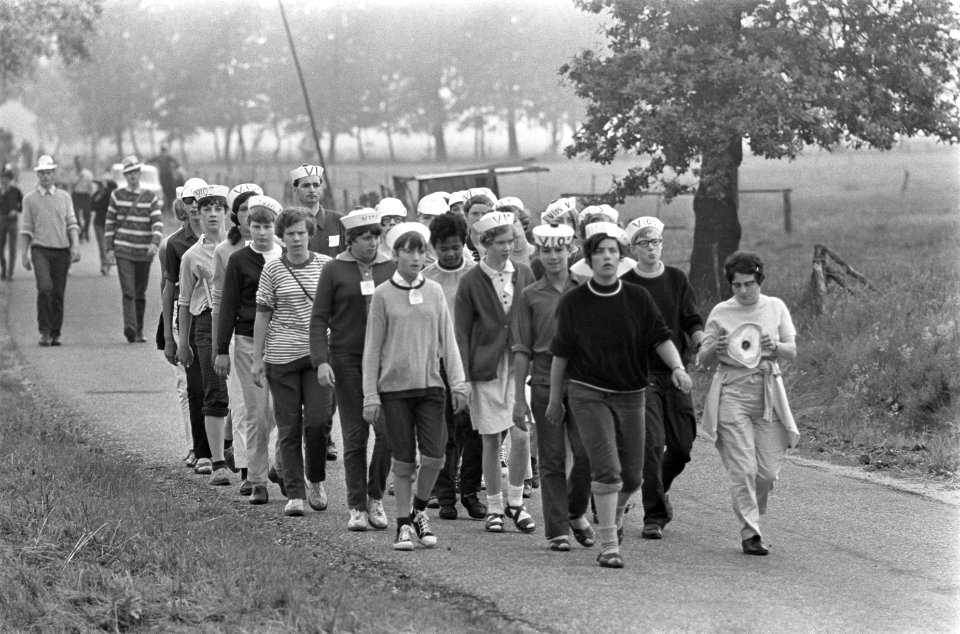Vierdaagse Apeldoorn. Zingend vier dagen wandelen, Bestanddeelnr 921-4996