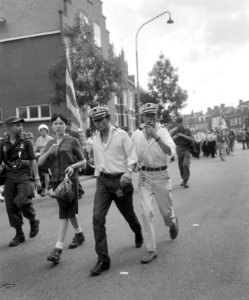 Vierdaagse Nijmegen, jongelui roken pijpje tijdens wandel, Bestanddeelnr 919-3957