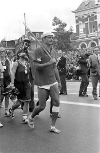 Vierdaagse Nijmegen. Duitse wandelaar op blote voeten en schoenen aan stok op zi, Bestanddeelnr 921-5209