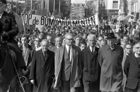 Vietnam-demonstratie, vlnr prof Van Leeuwen , in midden Piet Nak en rechts , Bestanddeelnr 920-3305