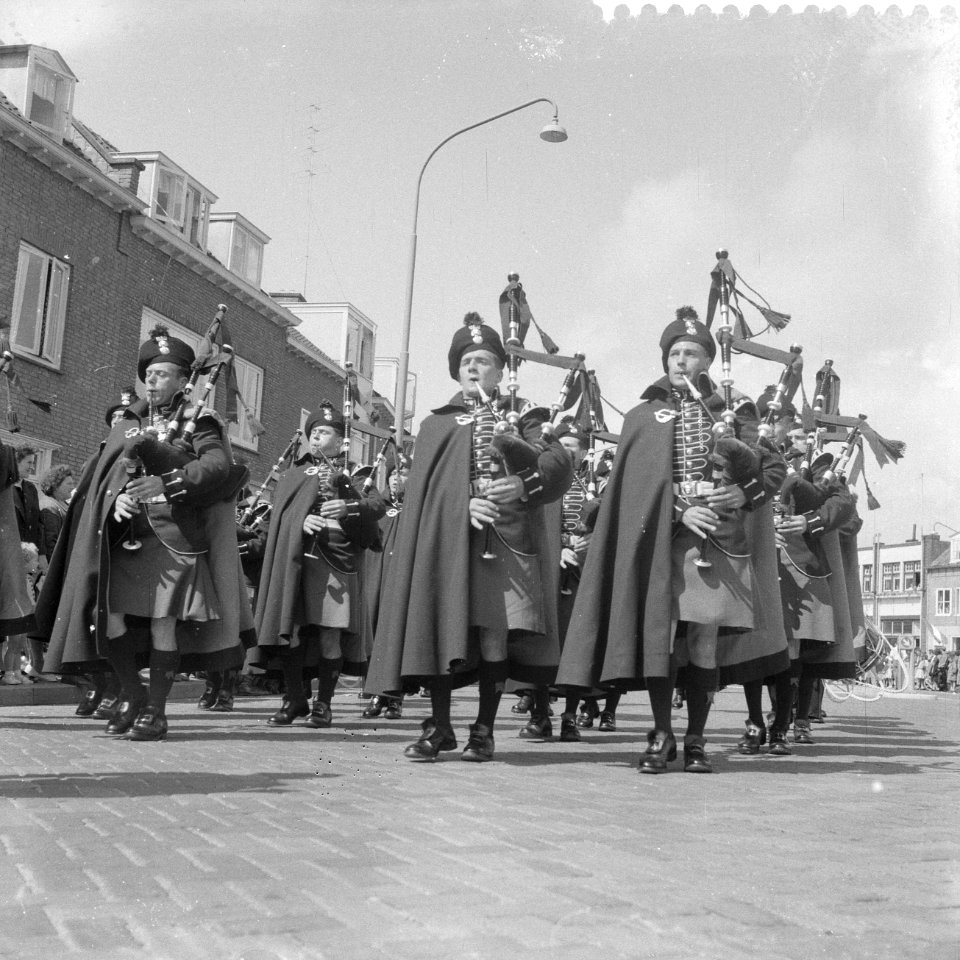 Vierdaagse afstandsmarsen in Nijmegen, de drumband Band drums and Pipes Royal I, Bestanddeelnr 909-7342