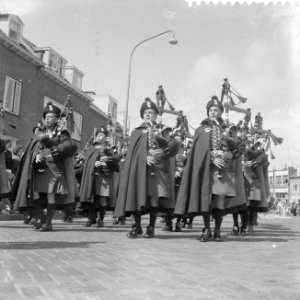 Vierdaagse afstandsmarsen in Nijmegen, de drumband Band drums and Pipes Royal I, Bestanddeelnr 909-7342