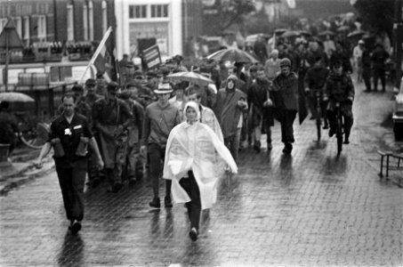 Vierdaagse Nijmegen eerste dag groep in de regen, Bestanddeelnr 923-6846