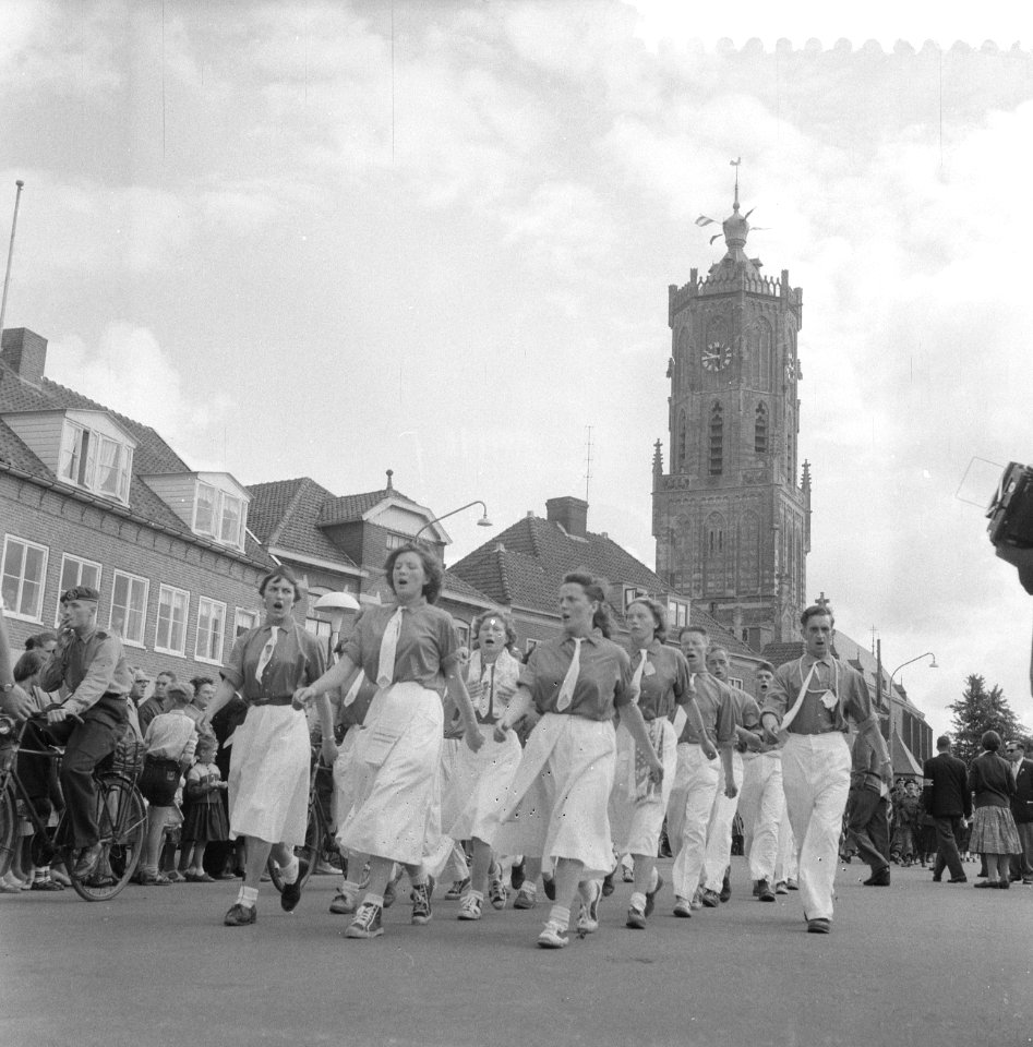 Vierdaagse afstandsmarsen in Nijmegen, een zingende groep trekt door Elst, Bestanddeelnr 909-7341