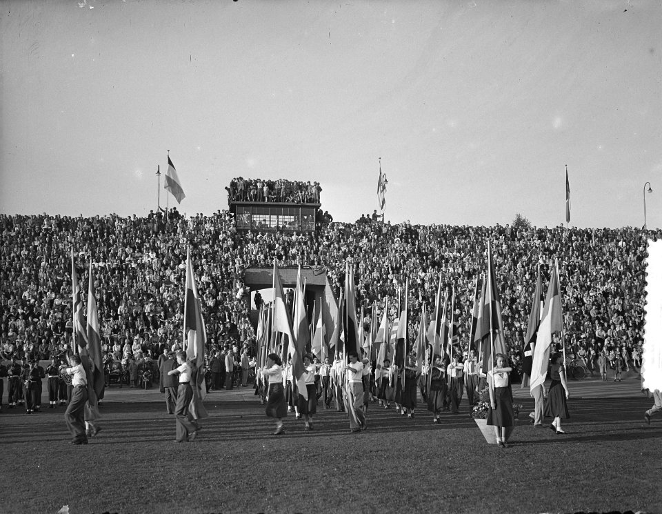 Vierdaagse Nijmegen inschrijvingsdag, vlaggenparade, Bestanddeelnr 907-2498