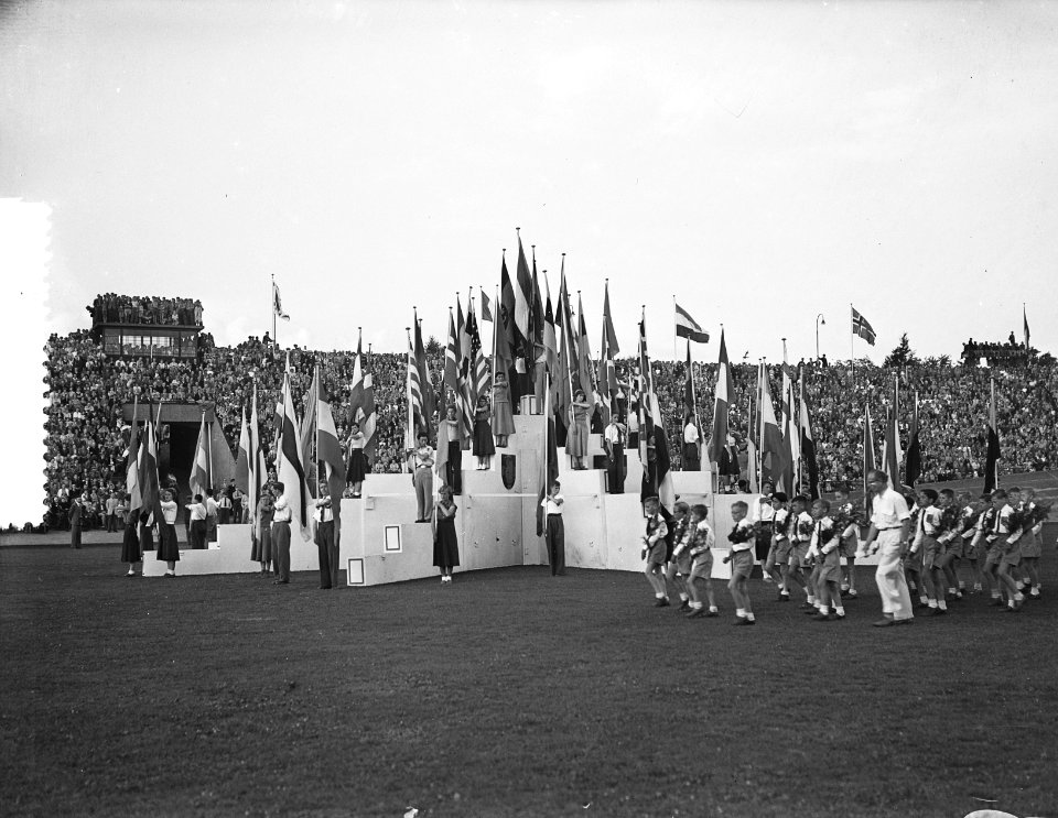 Vierdaagse Nijmegen inschrijvingsdag, vlaggenparade, Bestanddeelnr 907-2494