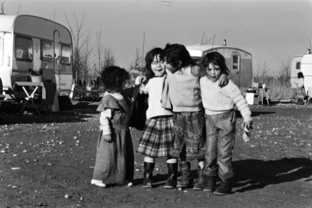 Vier zigeunerkinderen aan het spelen voor de caravans, Bestanddeelnr 931-2840