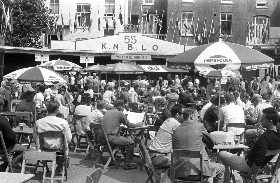 Vierdaagse Nijmegen, drukte bij bureau inschrijvingen, overzicht, Bestanddeelnr 924-7432