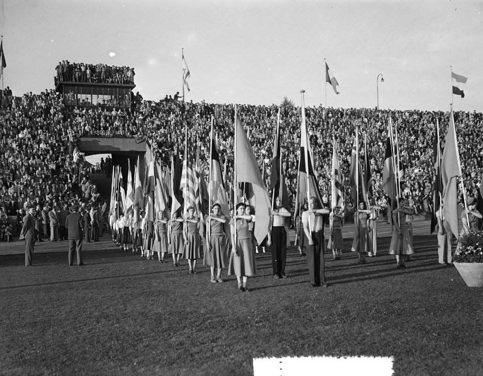 Vierdaagse Nijmegen inschrijvingsdag, vlaggenparade, Bestanddeelnr 907-2497