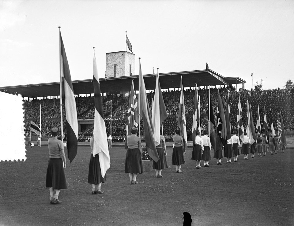 Vierdaagse Nijmegen inschrijvingsdag, vlaggenparade, Bestanddeelnr 907-2495