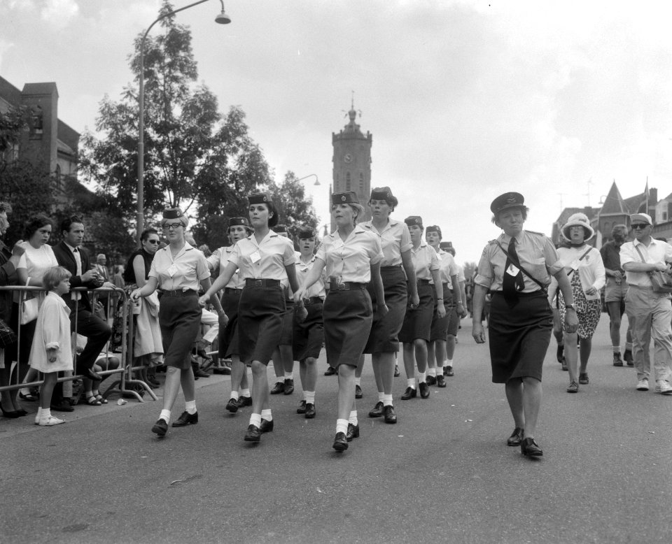 Vierdaagse Nijmegen, groep Engelse meisjes op weg, Bestanddeelnr 919-3956
