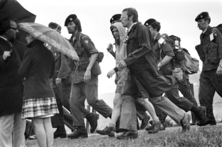 Vierdaagse van Nijmegen (1e dag) deelnemers in de regen, Bestanddeelnr 927-3281