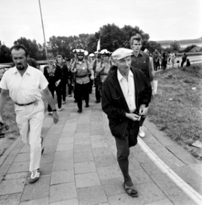 Vierdaagse van Nijmegen van start, wandelaars onderweg, Bestanddeelnr 926-5515