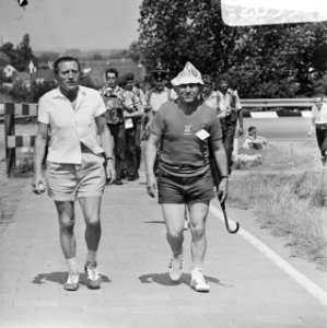 Vierdaagse van Nijmegen van start, wandelaars onderweg, Bestanddeelnr 926-5513