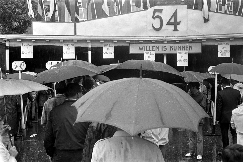 Vierdaagse Nijmegen inschrijven in de regen, Bestanddeelnr 923-6811