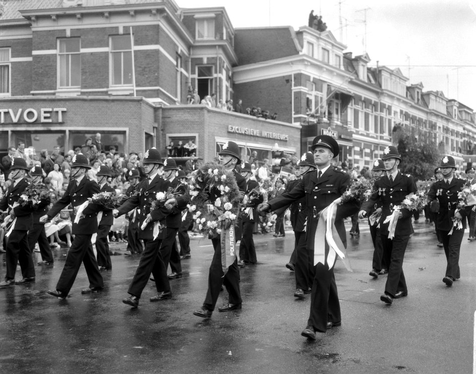 Vierdaagse Nijmegen, met bloemen beladen komen de Engelse politie-agenten binnen, Bestanddeelnr 919-4074