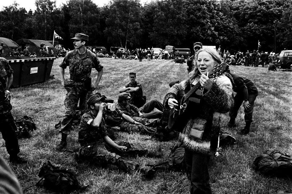 Vierdaagse 3e dag meisje speelt gitaar voor vermoeide militairen, Bestanddeelnr 930-3620