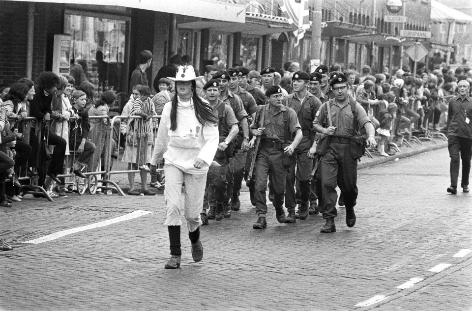 Vierdaagse Nijmegen, eerste dag, meisje voor groep soldaten, Bestanddeelnr 924-7471