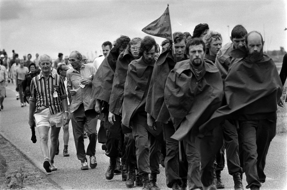 Vierdaagse van Nijmegen , tweede dag, wandelaars in regenkleding, Bestanddeelnr 928-7040