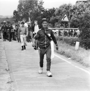 Vierdaagse van Nijmegen van start, wandelaars onderweg, Bestanddeelnr 926-5511