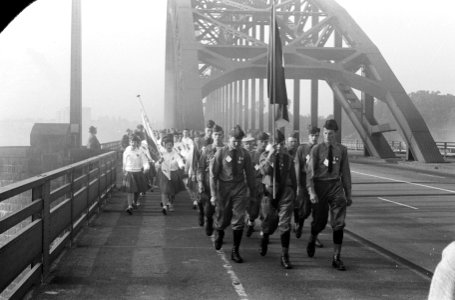 Vierdaagse te Nijmegen, de lopers gaan de Waalbrug over, Bestanddeelnr 914-1560