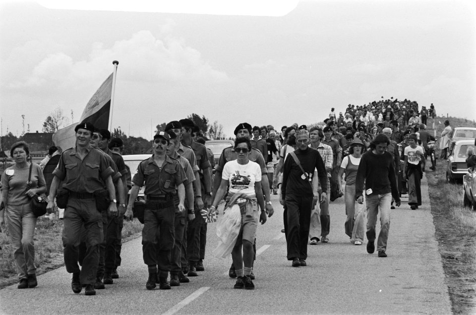 Vierdaagse van Nijmegen , tweede dag, lange rij wandelaar, Bestanddeelnr 928-7041