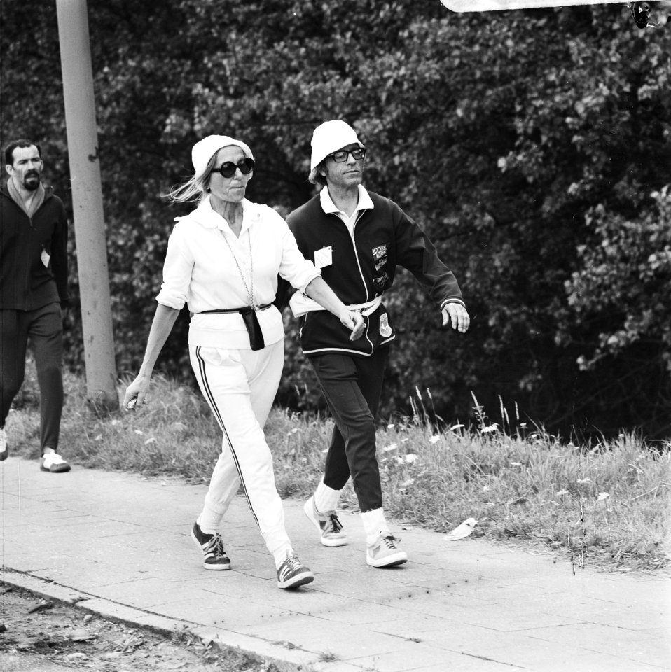 Vierdaagse van Nijmegen van start, wandelaars onderweg, Bestanddeelnr 926-5510