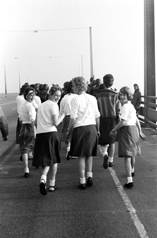 Vierdaagse te Nijmegen, de lopers gaan de Waalbrug over, Bestanddeelnr 914-1562