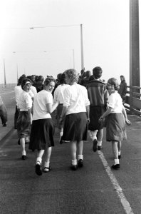 Vierdaagse te Nijmegen, de lopers gaan de Waalbrug over, Bestanddeelnr 914-1562