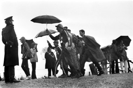 Vierdaagse van Nijmegen (1e dag) deelnemers in de regen, Bestanddeelnr 927-3277