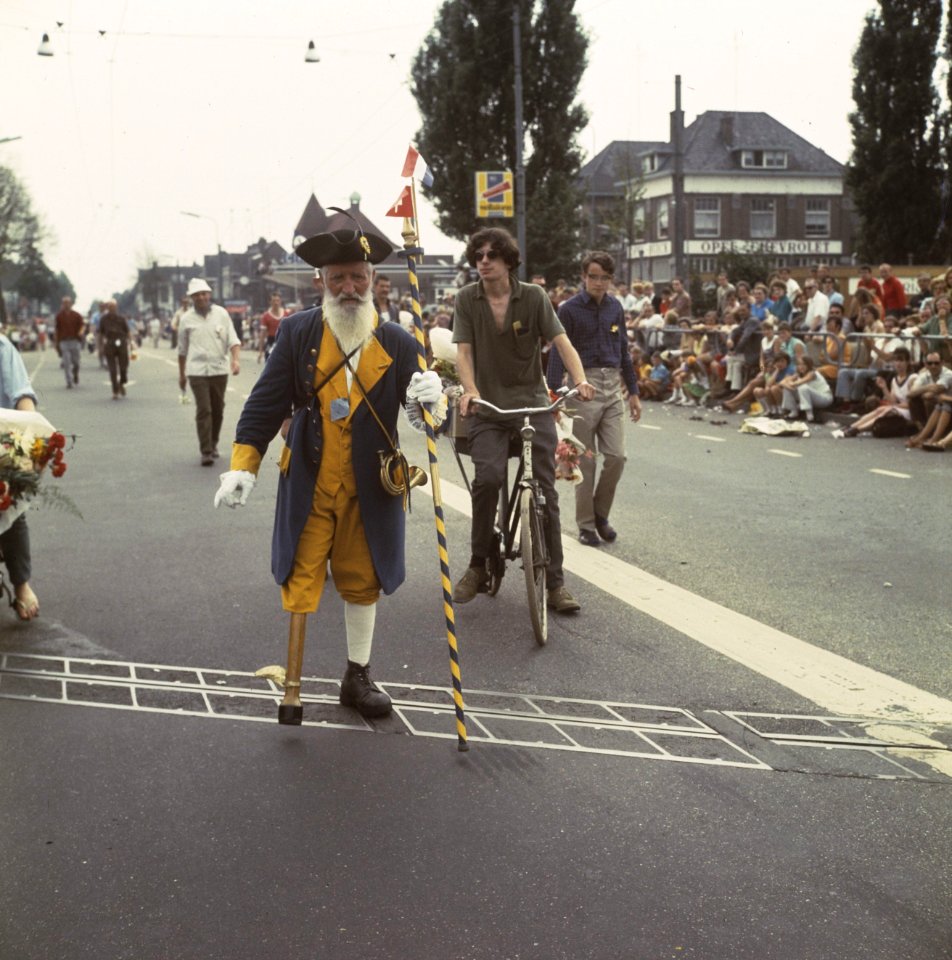 Vierdaagse Nijmegen, finale wandelaar met houten been, Bestanddeelnr 254-8518