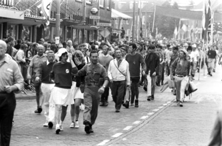 Vierdaagse Nijmegen, eerste dag, wandelaars, Bestanddeelnr 924-7472