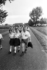 Vierdaagse van Nijmegen (2e dag) wandelaars onderweg en overzicht van boven af, Bestanddeelnr 927-3323