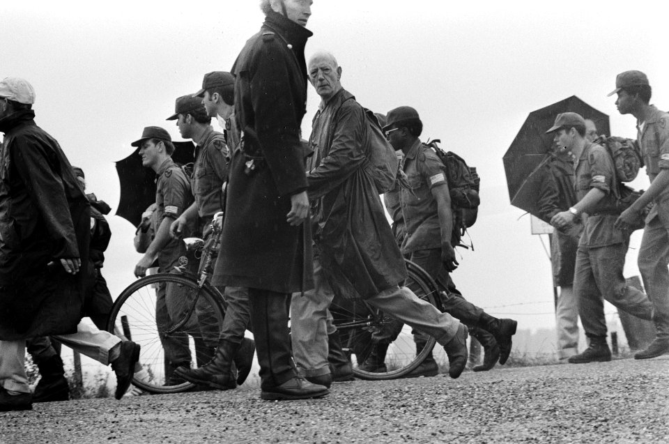 Vierdaagse van Nijmegen (1e dag) deelnemers in de regen (militairen), Bestanddeelnr 927-3283