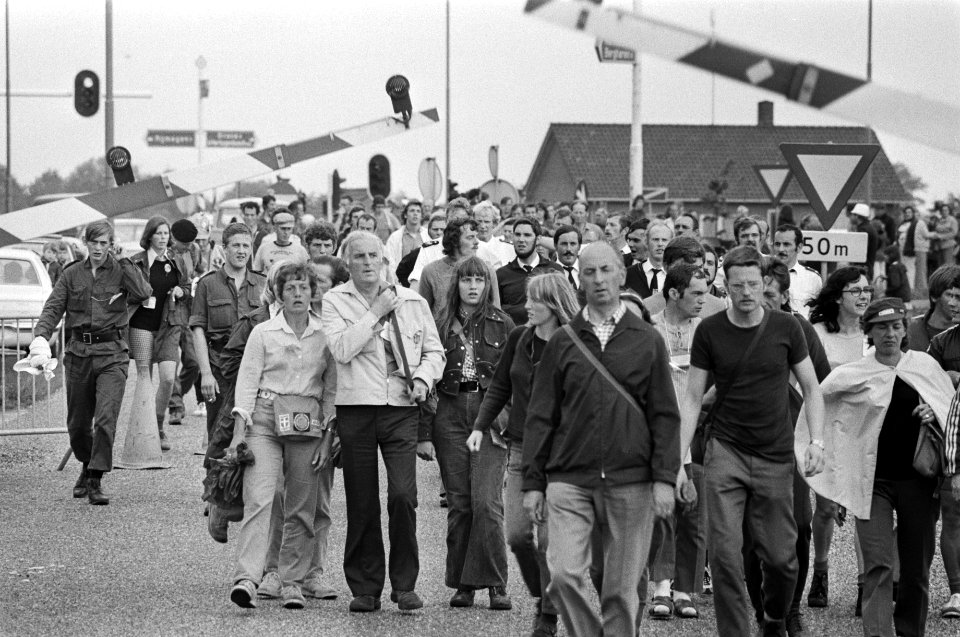 Vierdaagse van Nijmegen (2e dag) wandelaars onderweg, Bestanddeelnr 927-3322