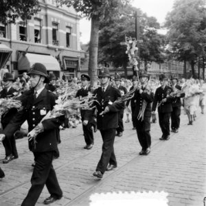Vierdaagse Nijmegen. Intocht laatste dag. Bobbies (Londense politie), Bestanddeelnr 905-2377