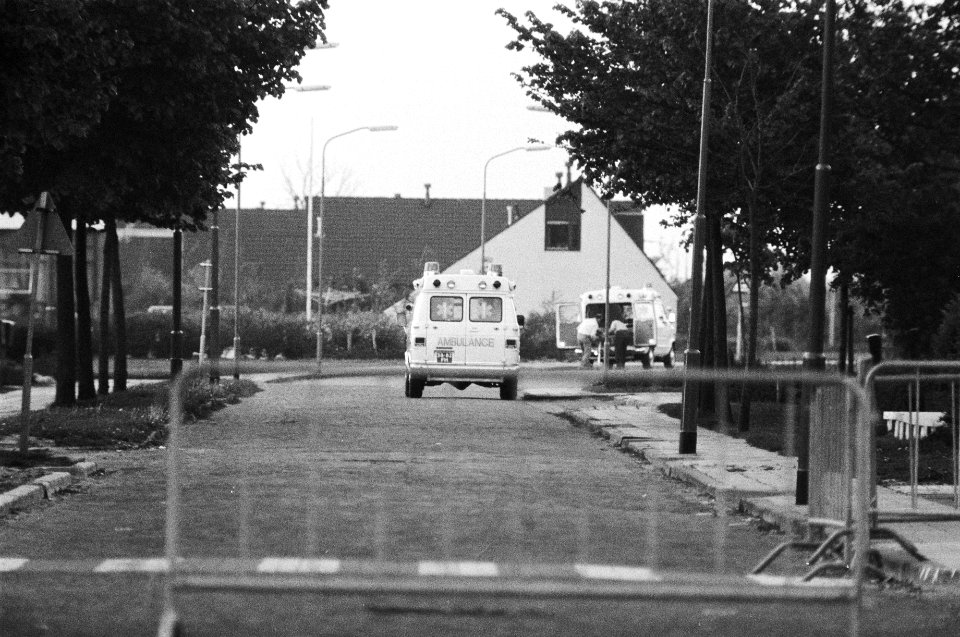 Vierdevijfde dag gijzeling school in Bovensmilde ziekenauto, Bestanddeelnr 929-2006