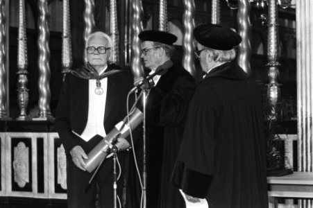 Viering 100-ste Dies Natalis VU in de Nieuwe Kerk , mr. Mulder hangt de nieuwe e, Bestanddeelnr 931-0947