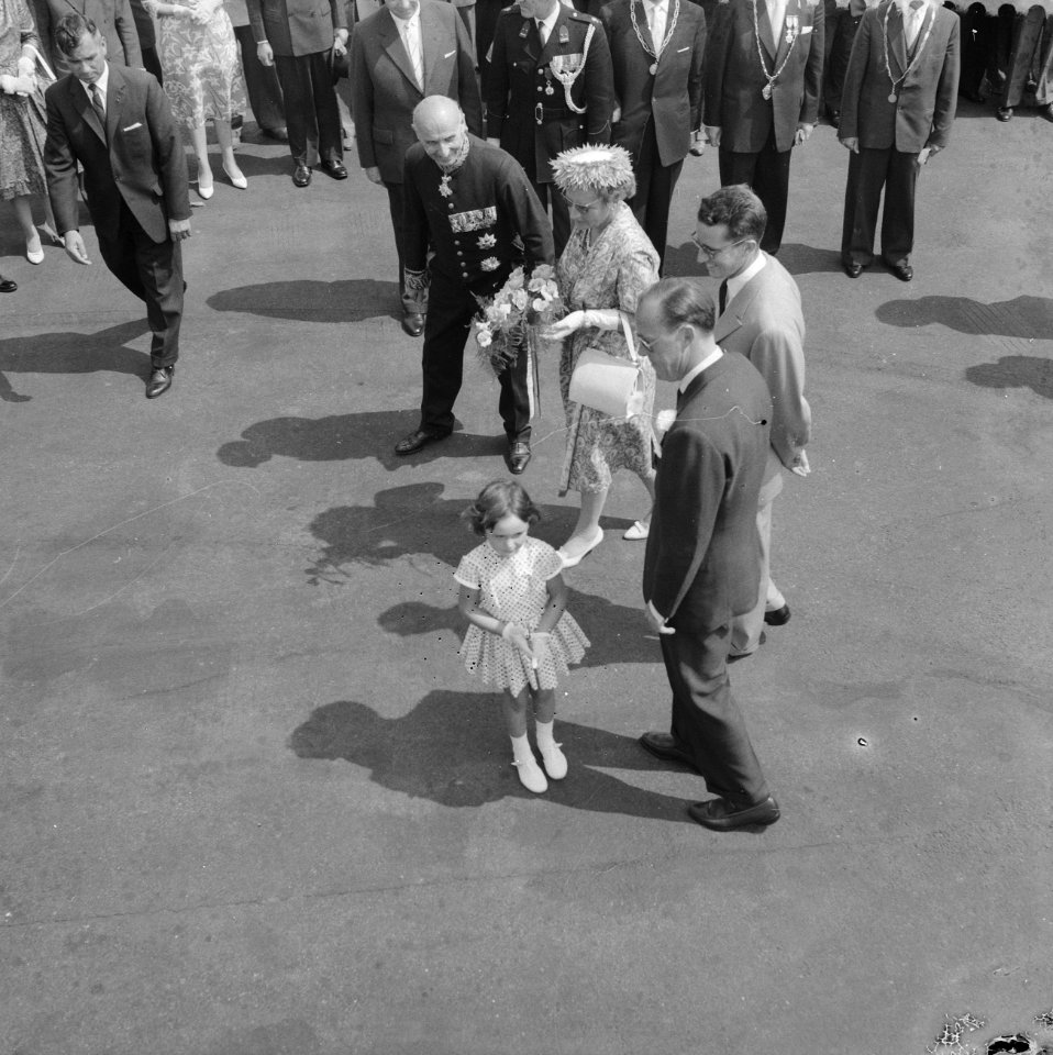 Vierde dag van het bezoek van Koning Boudewijn Prins Bernhard complimenteert een, Bestanddeelnr 910-5198